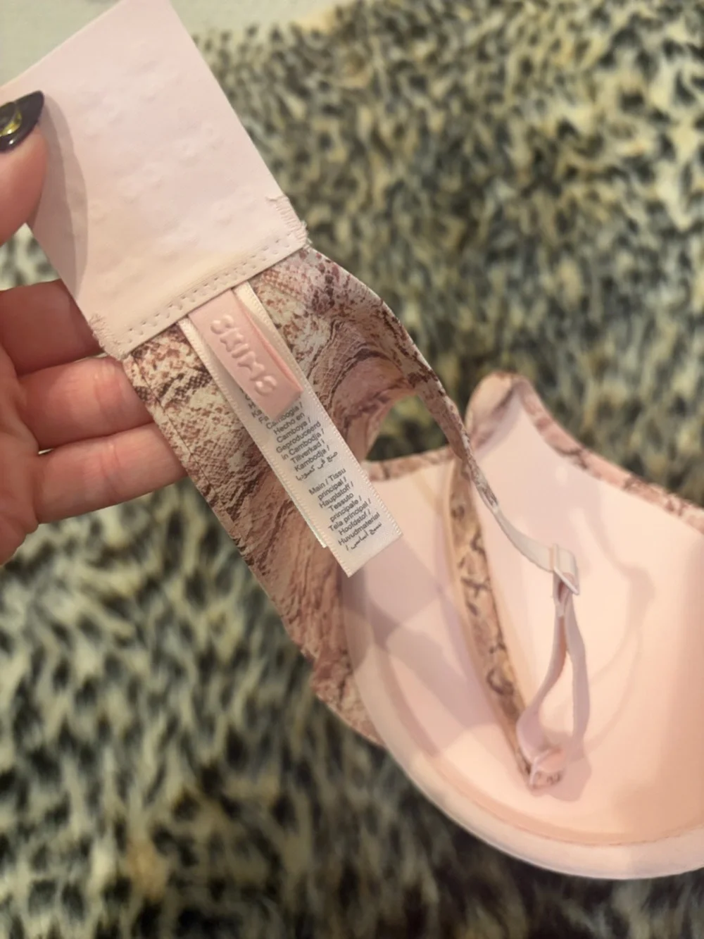 SKIMS Pink Snake-Print Underwire Bra - Picture 4 of 5